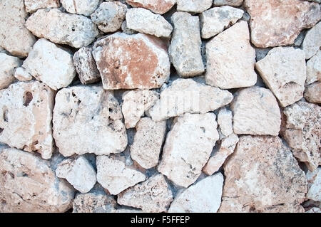 Trockenmauer mit einigen Zigarettenstummel in Mallorca, Balearen, Spanien. Stockfoto