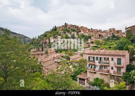 Üppigen Hügeln in der Nähe von Deia mit traditionellen Trockenmauern Gebäude an einem bewölkten Tag im Juli auf Mallorca, Balearen, Spanien. Stockfoto