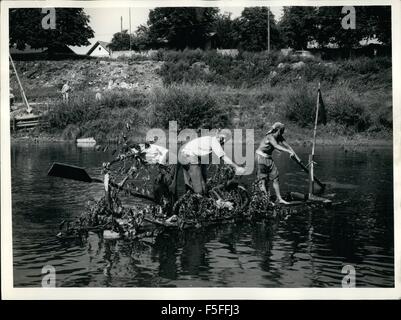 1967 - Piraten kämpfen an Salzach. Die '' des Seemanns Gilde '' Laufen und Oberndorf, die zwei Seeleute Städte an der deutschen Grenze zu Österreich, feierte die 675 Jahrestag seiner Gründung. Die '' Schiffergilde'' (Seemanns Gilde) war so etwas wie eine Stadt-Militi um die Schiffe zu schützen, Salzach flussabwärts von Salzburg Bezirk mit Salz vor den Angriffen der Piraten kamen. Anlässlich der Feier dieses Jubiläums gab es eine gemeinsame Festival für den deutschen Laufen und Austraian Oberndorf. Der Höhepunkt des Festivals war '' Pirate Battle'' Stockfoto