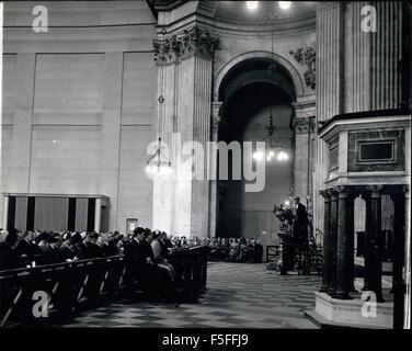 1967 - Christi-Krankenhaus feiert Quartercentenary. 800 jungen Christi Hospital, Hersham tragen ihre berühmten Bluecoats und gelbe Strümpfe und führte ihre eigenen Bands, marschierten von Cannon Street Station zur St. Pauls Cathedral am 19. Mai, einen Dankgottesdienst anlässlich der 400. Jubiläum der Schule zu besuchen. Der Service wurde von der Herzog und die Herzogin von Gloucester besucht. nach dem Gottesdienst waren die Kinder unterhalten, um Tee von der Corporation of London in den Hallen der verschiedenen Stadt-Unternehmen, einschließlich der Talg Schiffsausrüster in ihrer Halle in Dowgate Hill, Cannon Street. (Kredit-Bild: © Keyston Stockfoto