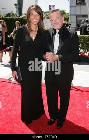 3. November 2015 - eröffnet Robin Williamss Witwe Susan Schneider über den Schauspieler Selbstmord im August 2014 auf "Good Morning America." Bild: 21. August 2010 - Los Angeles, Kalifornien, US - Schauspieler ROBIN WILLIAMS und SUSAN SCHNEIDER bei der 62. Primetime Creative Arts Emmy Awards - Ankünfte auf dem Nokia Theater LA Live statt. (Kredit-Bild: © Jeff Frank/ZUMApress.com) Stockfoto