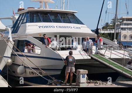 Touristischen Glasbodenboot Porto Cristo Katze kommt im Hafen mit Touristen an einem sonnigen Sommertag Stockfoto