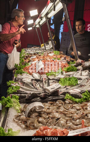 Shopper sendet eine Anforderung der Fischhändler bei der Rialto Fischmarkt, Canal Grande, Venedig, Italien Stockfoto