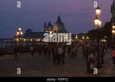 Abendspaziergang (PASSEGGIATA) auf dem Canal Grande in Venedig Italien an der blauen Stunde Stockfoto