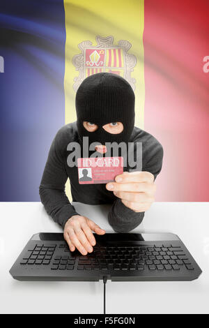 Hacker mit ID-Karte in der Hand und Flagge auf Hintergrund - Andorra Stockfoto