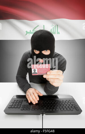 Hacker mit ID-Karte in der Hand und Flagge auf Hintergrund - Irak Stockfoto