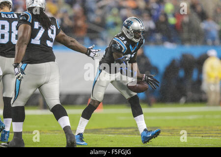 Überstunden. 2. November 2015. NC, Carolina Panthers Cornerback Charles Tillman #31 erholt sich ein Fumble Indianapolis Colts am 2. November 2015, bei der Bank of America in Charlotte, North Carolina. Die Panthers besiegten die Colts 29-26 in der Overtime. Margaret Bowles/CSM/Alamy Live-Nachrichten Stockfoto