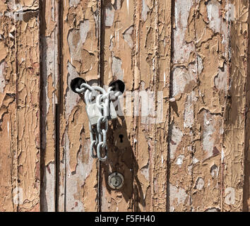 Alte Tür verriegelt Stockfoto