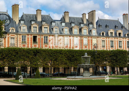 Place des Vosges in Le Marais, rote Ziegel und Stein Fassaden mit blauen Schiefer dachgaube Dächern. Paris, 75003, Franceplace des Vosges Stockfoto