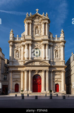 Fassade der Kirche von Saint-Paul-Saint-Louis im Stadtteil Marais (4. Arrondissement) von Paris. Stockfoto