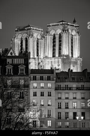 Französische gotische Türme der Kathedrale Notre Dame de Paris bei Nacht beleuchtet. Ile De La Cite, 4. Arrondissement, Paris, Frankreich Stockfoto