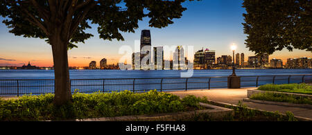 Jersey City Waterfront Skyline mit Hudson River von Manhattan bei Sonnenuntergang Stockfoto