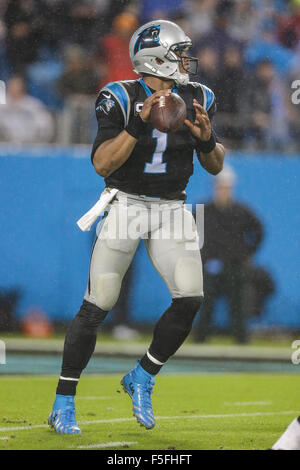 Überstunden. 2. November 2015. NC, Carolina Panthers quarterback Cam Newton #1 sieht downfield für einen Empfänger in einem Spiel gegen die Indianapolis Colts am 2. November 2015, bei der Bank of America in Charlotte, North Carolina. Die Panthers besiegten die Colts 29-26 in der Overtime. Margaret Bowles/CSM/Alamy Live-Nachrichten Stockfoto