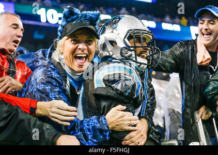 Überstunden. 2. November 2015. NC, Carolina Panthers Wide Receiver Corey Brown #10 und Fans feiern einen Touchdown gegen die Indianapolis Colts in der NFL Spiel am 2. November 2015, bei der Bank of America in Charlotte, North Carolina. Die Panthers besiegten die Colts 29-26 in der Overtime. Margaret Bowles/CSM/Alamy Live-Nachrichten Stockfoto