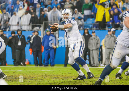 Überstunden. 2. November 2015. NC, Indianapolis Colts Quarterback Andrew Glück #12 fällt zurück in einem Spiel gegen die Carolina Panthers 2. November 2015, bei der Bank of America in Charlotte, North Carolina weiterzugeben. Die Panthers besiegten die Colts 29-26 in der Overtime. Margaret Bowles/CSM/Alamy Live-Nachrichten Stockfoto