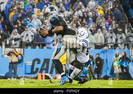 Überstunden. 2. November 2015. NC, Indianapolis Colts außerhalb Linebacker Robert Mathis #98 Säcke Carolina Panthers-quarterback Cam Newton #1 auf 2. November 2015, bei der Bank of America in Charlotte, North Carolina. Die Panthers besiegten die Colts 29-26 in der Overtime. Margaret Bowles/CSM/Alamy Live-Nachrichten Stockfoto