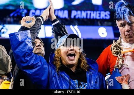 Überstunden. 2. November 2015. NC, Carolina Panther Fans feiern einen Touchdown gegen die Indianapolis Colts in der NFL Spiel am 2. November 2015, bei der Bank of America in Charlotte, North Carolina. Die Panthers besiegten die Colts 29-26 in der Overtime. Margaret Bowles/CSM/Alamy Live-Nachrichten Stockfoto