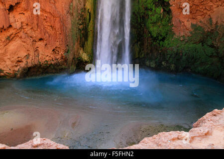 Majestic Mooney Fälle auf die Havasupai Indian Reservation in den Grand Canyon, Arizona, USA Stockfoto