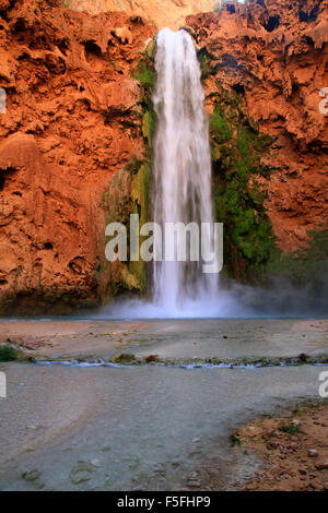 Majestic Mooney Fälle auf die Havasupai Indian Reservation in den Grand Canyon, Arizona, USA Stockfoto