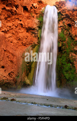 Majestic Mooney Fälle auf die Havasupai Indian Reservation in den Grand Canyon, Arizona, USA Stockfoto