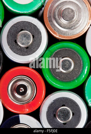 Viele bunte Batterien Stockfoto