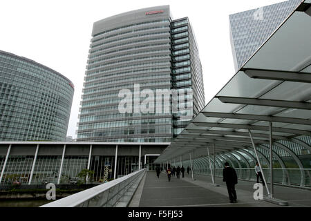 Nissan Motor Co. Logo ist auf dem Hochhaus in Yokohama, südlich von Tokio 2. November 2015 zu sehen. © Takeshi Sumikura/AFLO/Alamy Live-Nachrichten Stockfoto