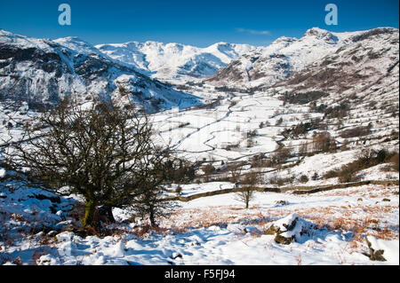 Blick auf Langdale und Langdale Pikes in The Lake District National Park, UK, an einem herrlichen sonnigen Tag nach einer durchzechten Nacht Schnee. Stockfoto