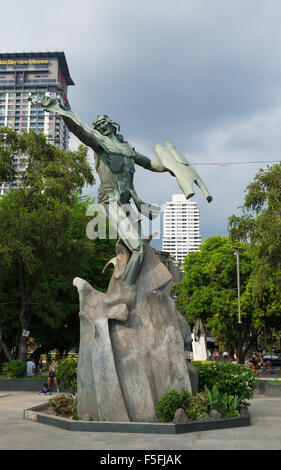 MANILA, Philippinen - 7. Juni 2015: Statue von Rajah Sulayman im Rajah Sulayman Park. Er war der Herrscher über das Königreich Medikamentenabgabe Stockfoto