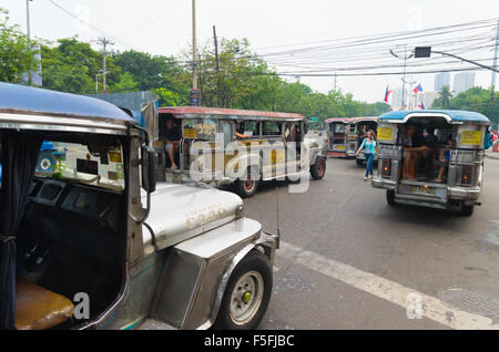 MANILA, Philippinen - 7. Juni 2015: Jeepneys in den Straßen von Manila. Jeepneys sind die beliebtesten öffentlichen Transpo Stockfoto
