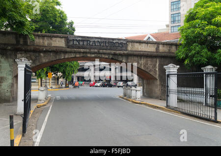 Tor zum Intramuros in Manila, Philippinen. Intramuros ist der monumentalen spanischen Teil von Manila Stockfoto