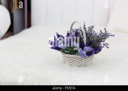 Blumen in einem Körbchen Stockfoto