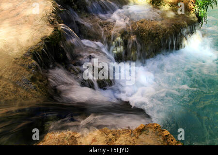 Majestätische Wasserfälle, blaue Wasser und die schöne Landschaft auf der Havasupai Indian Reservation in den Grand Canyon, Arizona, USA Stockfoto