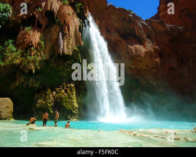 Majestätische Wasserfälle und die schöne Landschaft auf der Havasupai Indian Reservation in den Grand Canyon, Arizona, USA Stockfoto