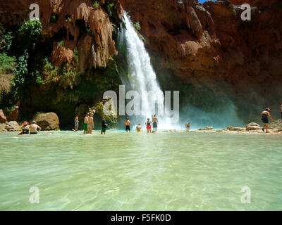 Majestätische Wasserfälle und die schöne Landschaft auf der Havasupai Indian Reservation in den Grand Canyon, Arizona, USA Stockfoto