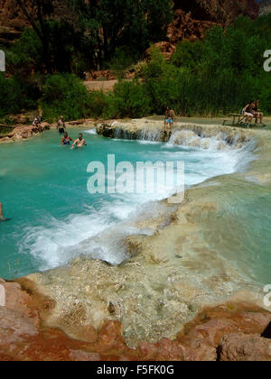 Majestätische Wasserfälle und die schöne Landschaft auf der Havasupai Indian Reservation in den Grand Canyon, Arizona, USA Stockfoto