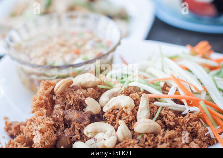 Würzig knusprigen Thunfisch mit grüner Mangosalat, Fotoarchiv Stockfoto