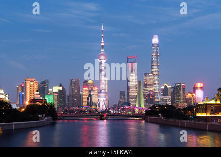 Shanghail, China - 2 Oct 2015:Shanghai Skyline mit Oriental Pearl Tower, Shanghai World Financial Center, Jin Mao Tower. Stockfoto