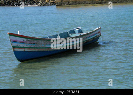 Angelboot/Fischerboot ruht im Hafen Stockfoto