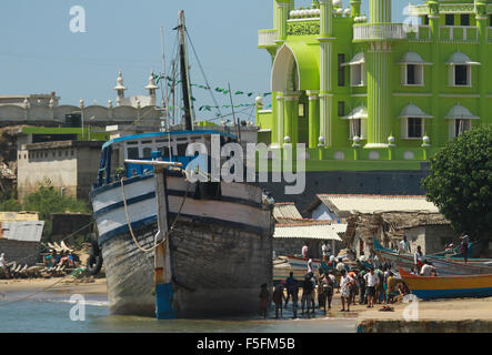Großes Fischerboot und masjid Stockfoto