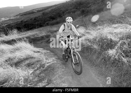 Laguna Beach, Kalifornien, USA. 6. Mai 2012. MTB-Fahrer TIM LANE reitet die Trails in Aliso und Wood Canyons Wilderness Park in der Nähe von Laguna Coast Wilderness. Der Park ist Teil des Parks OC (Orange County). Mountainbike-Touren gehören: Langlauf, Radfahren, Reiten downhill, Freeride. Der Sport verlangt Ausdauer, Fahrrad Umgang mit Fähigkeiten und Selbstvertrauen. Es ist ein Einzelsport, die fast überall durchgeführt werden kann. Es gibt Aspekte der Mountainbike-Touren, die mehr läuft als regelmäßiges Radfahren trail ähneln. Da Fahrer oft fernab der Zivilisation sind, gibt es eine starke Ethik der Stockfoto