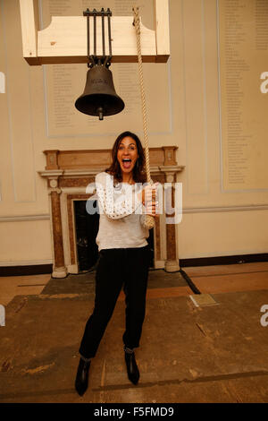 London, UK. 3. November 2015. TV-Moderatorin Julia Bradbury läutet die Glocke, dass Bestandteil bildende Künstlerin Tania Kovats "Tide" bei der Launch-Party von der National Trust-Ausstellung "Jedermann" im Somerset House in London, UK Dienstag, 3. November 2015 Skulptur.  Die Ausstellung mit Arbeiten von Künstlern Martyn Ware, Owen Shears und Tania Kovats wird beschrieben als eine Hommage an unsere emotionale und persönliche Verbindung mit der britischen Küste. Die Ausstellung läuft bis Dezember 13. Bildnachweis: Luke MacGregor/Alamy Live-Nachrichten Stockfoto