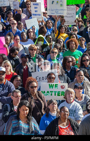 Lansing, Michigan, USA. Lehrer und andere Mitarbeiter der Schule von Detroit sammelten sich an das State Capitol gegen medizinische Versorgung und andere Zugeständnisse von School District Manager gefordert. Der Detroit Public Schools vom Staat ernannt Notfall-Manager für den Großteil der letzten 15 Jahre ausgeführt wurden, während die Registrierung abgelehnt, Klassengrößen gestiegen und Lehrer haben vereinbart, wiederholte Zugeständnisse. Bildnachweis: Jim West/Alamy Live-Nachrichten Stockfoto