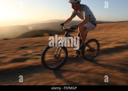 Laguna Beach, Kalifornien, USA. 6. Mai 2012. MTB-Fahrer TIM LANE reitet die Trails in Aliso und Wood Canyons Wilderness Park in der Nähe von Laguna Coast Wilderness. Der Park ist Teil des Parks OC (Orange County). Mountainbike-Touren gehören: Langlauf, Radfahren, Reiten downhill, Freeride. Der Sport verlangt Ausdauer, Fahrrad Umgang mit Fähigkeiten und Selbstvertrauen. Es ist ein Einzelsport, die fast überall durchgeführt werden kann. Es gibt Aspekte der Mountainbike-Touren, die mehr läuft als regelmäßiges Radfahren trail ähneln. Da Fahrer oft fernab der Zivilisation sind, gibt es eine starke Ethik der Stockfoto