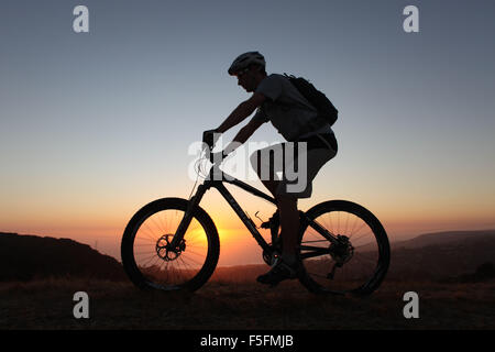 Laguna Beach, Kalifornien, USA. 6. Mai 2012. MTB-Fahrer TIM LANE in der Silhouette bei Sonnenuntergang reitet die Trails in Aliso und Wood Canyons Wilderness Park in der Nähe von Laguna Coast Wilderness. Der Park ist Teil des Parks OC (Orange County). Mountainbike-Touren gehören: Langlauf, Radfahren, Reiten downhill, Freeride. Der Sport verlangt Ausdauer, Fahrrad Umgang mit Fähigkeiten und Selbstvertrauen. Es ist ein Einzelsport, die fast überall durchgeführt werden kann. Es gibt Aspekte der Mountainbike-Touren, die mehr läuft als regelmäßiges Radfahren trail ähneln. Da Fahrer oft weit von der Zivilisation, th Stockfoto