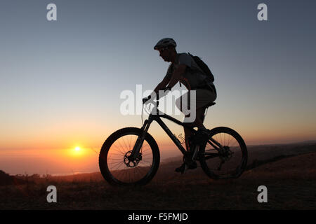 Laguna Beach, Kalifornien, USA. 6. Mai 2012. MTB-Fahrer TIM LANE in der Silhouette bei Sonnenuntergang reitet die Trails in Aliso und Wood Canyons Wilderness Park in der Nähe von Laguna Coast Wilderness. Der Park ist Teil des Parks OC (Orange County). Mountainbike-Touren gehören: Langlauf, Radfahren, Reiten downhill, Freeride. Der Sport verlangt Ausdauer, Fahrrad Umgang mit Fähigkeiten und Selbstvertrauen. Es ist ein Einzelsport, die fast überall durchgeführt werden kann. Es gibt Aspekte der Mountainbike-Touren, die mehr läuft als regelmäßiges Radfahren trail ähneln. Da Fahrer oft weit von der Zivilisation, th Stockfoto