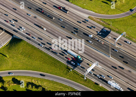 Stock Image Luftaufnahme eines kleinen Abschnitts einer vielspurigen Autobahn. Stockfoto