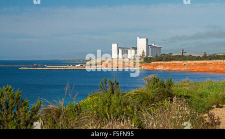 Panoramablick auf der riesigen weißen Getreidesilos im Hafen Giles auf roten Klippen neben blauen Ozean, steigt in blauen Himmel Yorke Peninsula SA Stockfoto