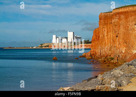 Riesige weiße Getreidesilos im Hafen Giles auf roten Steilküste neben Meer, steigt in den blauen Himmel über Yorke Halbinsel in South Australia Stockfoto