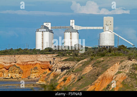 Riesige weiße Getreidesilos im Hafen Giles auf roten Steilküste neben Meer, steigt in den blauen Himmel über Yorke Halbinsel in South Australia Stockfoto