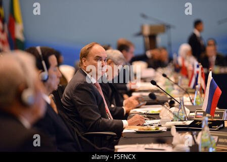 Subang, Malaysia. 4. November 2015. Russian Deputy Defense Minister Anatoly Antonov (C) besucht die ASEAN Verteidigungsminister Meeting Plus, die die Verteidigung Häuptlinge von den 10 ASEAN-Mitglieder und ihre Gesprächspartner, darunter China, die USA, Russland und Japan, in Subang, Malaysia, 4. November 2015 versammelt. Bildnachweis: Chong Voon Chung/Xinhua/Alamy Live-Nachrichten Stockfoto